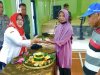 Peringatan Hari Lansia Nasional, Camat Gantiwarno Potong Tumpeng sebagai Simbol Penghargaan