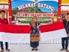 Semarak HUT ke-81 RI, Camat Gantiwarno Serahkan Bendera Merah Putih kepada Warga