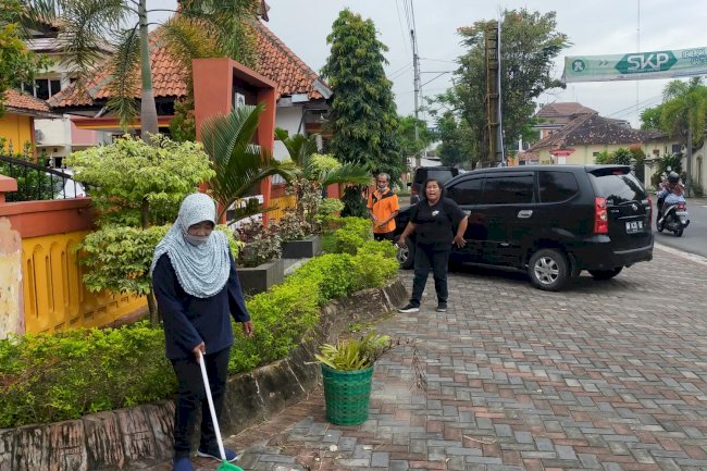 Kegiatan Jumat Bersih di Lingkungan Kantor Kecamatan Gantiwarno