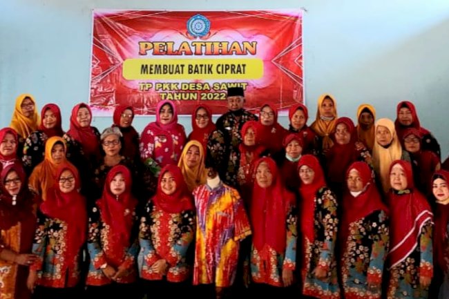 Pelatihan Membuat Batik Ciprat di Balai desa Sawit Kecamatan Gantiwarno