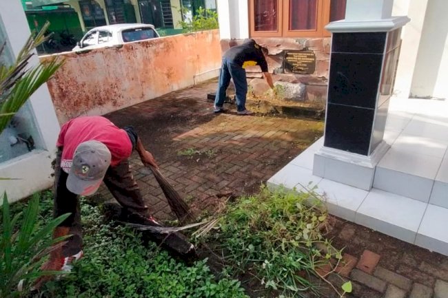 Kegiatan Rutin Bersih - Bersih di Lingkungan Kecamatan Gantiwarno 