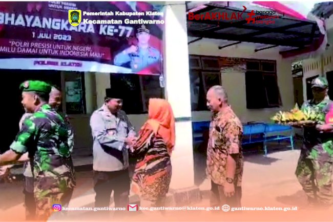 Penyerahan Tumpeng ke Polsek Gantiwarno Dalam Rangka HUT Bhayangkara Ke-77