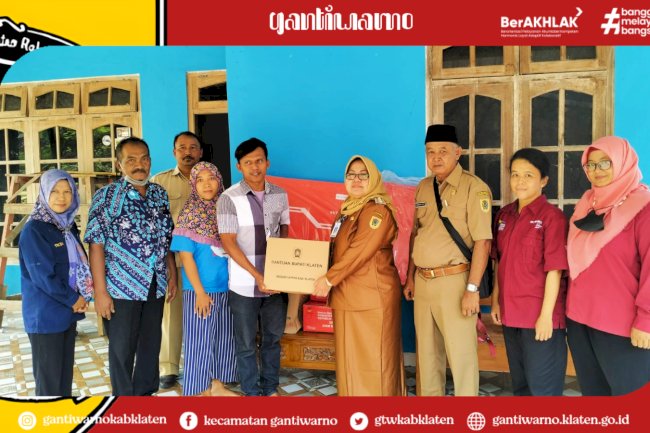 Penyaluran bantuan dari Bupati Klaten dan Kemensos