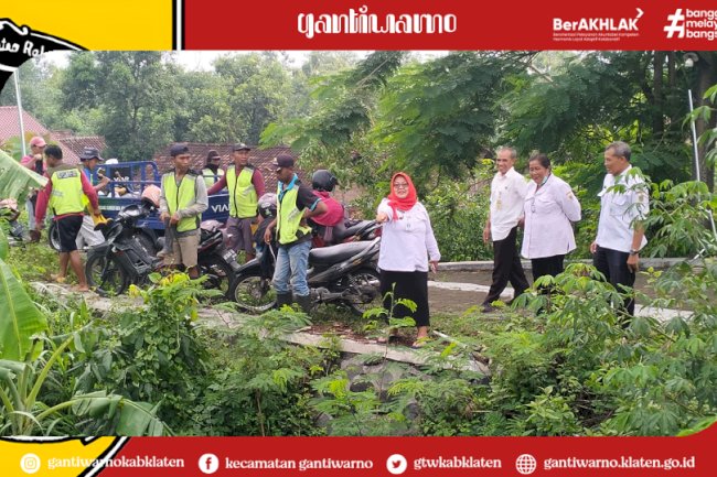 Pembersihan Pohon Hanyut di bawah Jembatan Bulusan Jabung