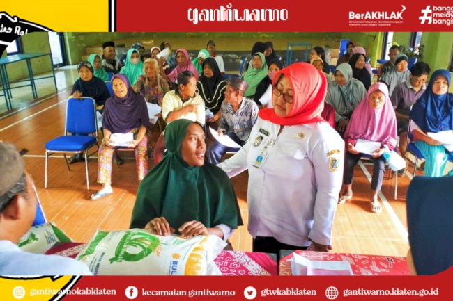 Penyaluran Bantuan Beras di Desa Gesikan