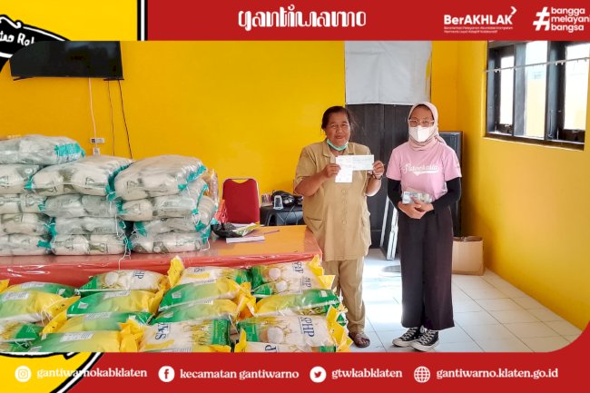 Penyerahan Logistik Bahan Pangan untuk Bazar Pangan Murah