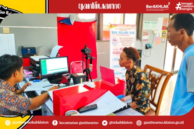 Masyarakat Kecamatan Gantiwarno Melakukan Rekam KTP