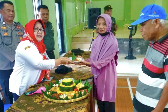 Peringatan Hari Lansia Nasional, Camat Gantiwarno Potong Tumpeng sebagai Simbol Penghargaan