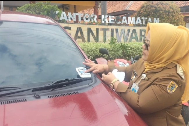 Wujudkan Klaten Bersih dari Korupsi, Camat Gantiwarno Pasang Stiker dan X-Banner Antikorupsi