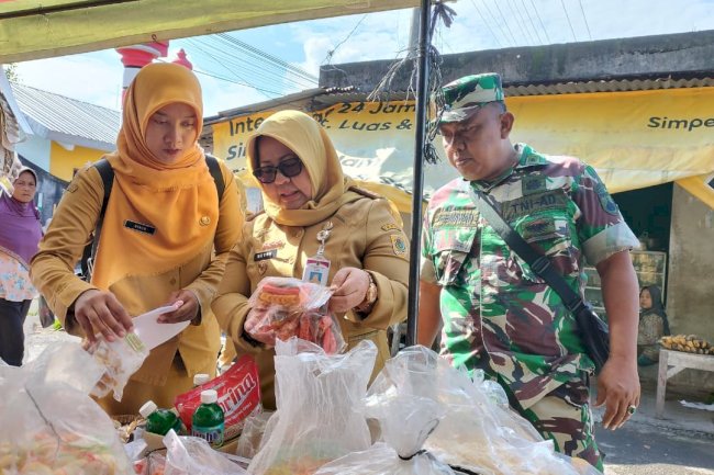 Pastikan Keamanan Pangan Warga, Forkopimcam dan Puskesmas Sidak Pasar Jelang Natal dan Tahun Baru 2025/2026