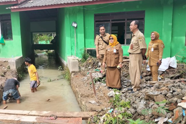 Camat dan Kasi Trantibum Tinjau Dampak Luapan Sungai di SMP Negeri 3 Gantiwarno.