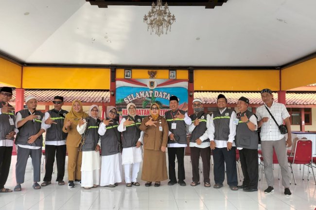 Camat Gantiwarno Sambut Hangat Kepulangan 13 Jamaah Haji di Pendopo Kecamatan