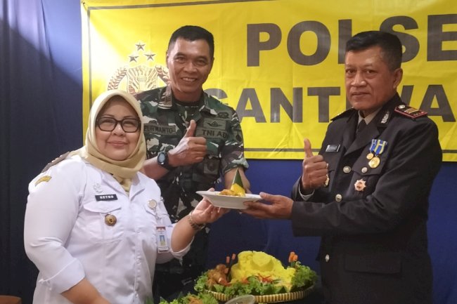Pererat Sinergitas Forkopimcam, Camat Gantiwarno Berikan Tumpeng Peringatan Hari Bhayangkara ke-80
