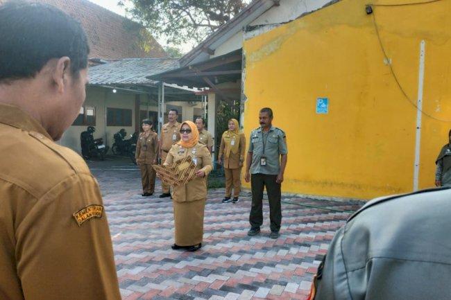 Camat Gantiwarno Pimpin Apel Pagi, Persiapan Rekor MURI Jadi Agenda Utama
