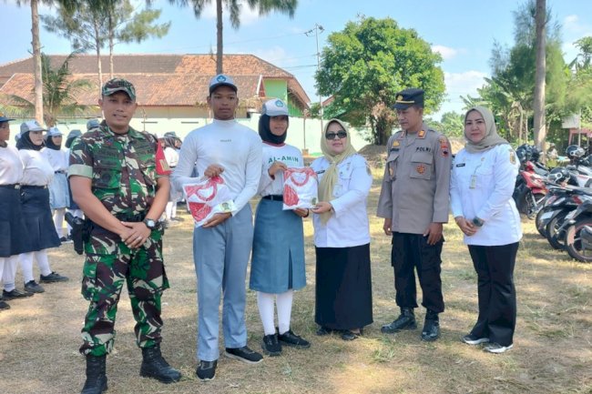 Camat Gantiwarno Serahkan 77 Kaos Latihan Paskibra Tahun 2026 dan Berikan Motivasi kepada Calon Anggota