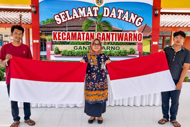 Semarak HUT ke-81 RI, Camat Gantiwarno Serahkan Bendera Merah Putih kepada Warga