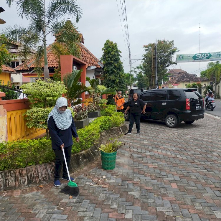 Kegiatan Jumat Bersih di Lingkungan Kantor Kecamatan Gantiwarno