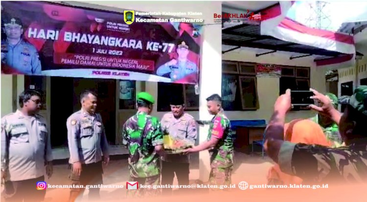 Penyerahan Tumpeng ke Polsek Gantiwarno Dalam Rangka HUT Bhayangkara Ke-77