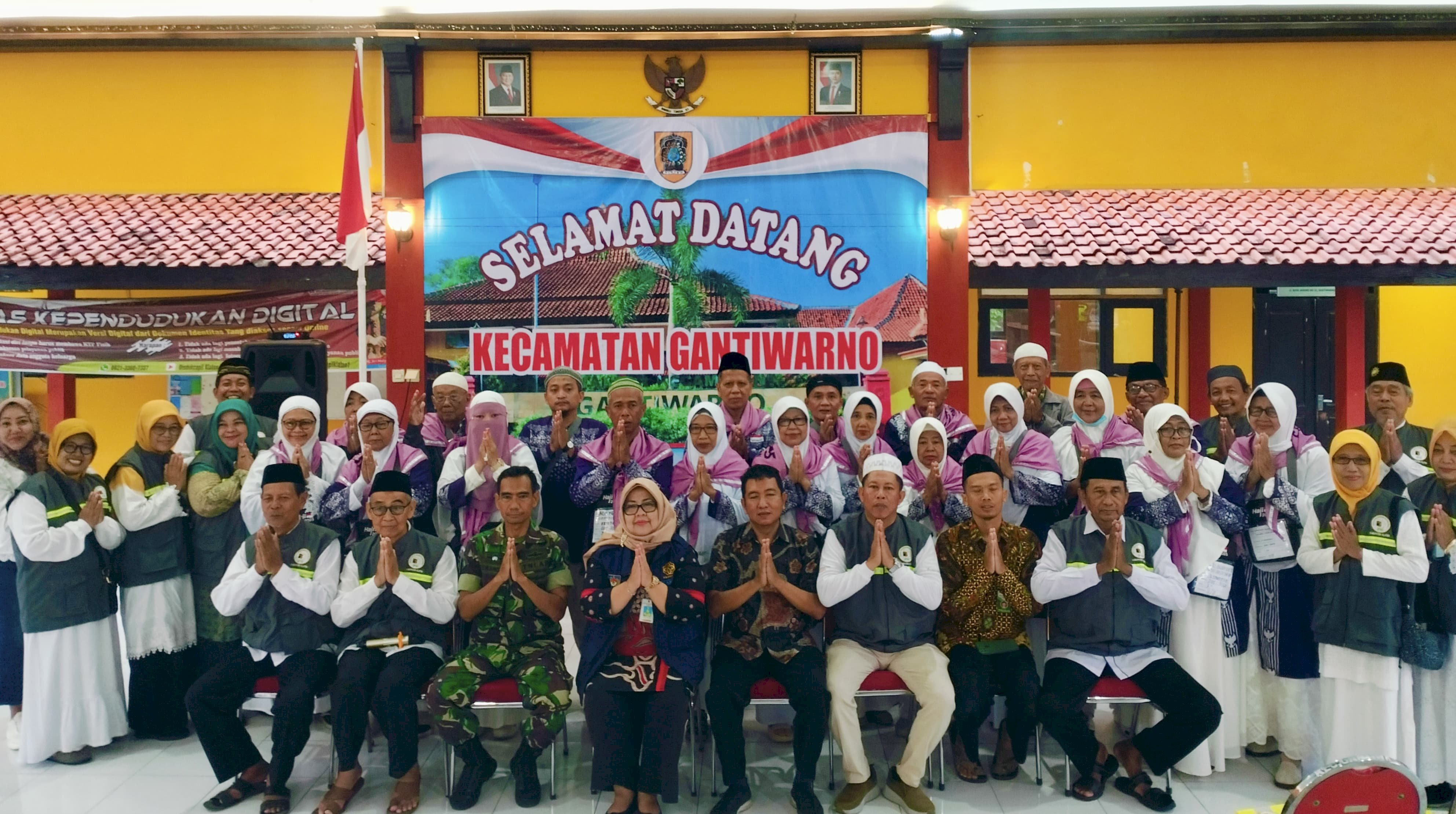 Menuju Tanah Suci, Camat Gantiwarno Berikan Dukungan kepada Calon Jemaah Haji