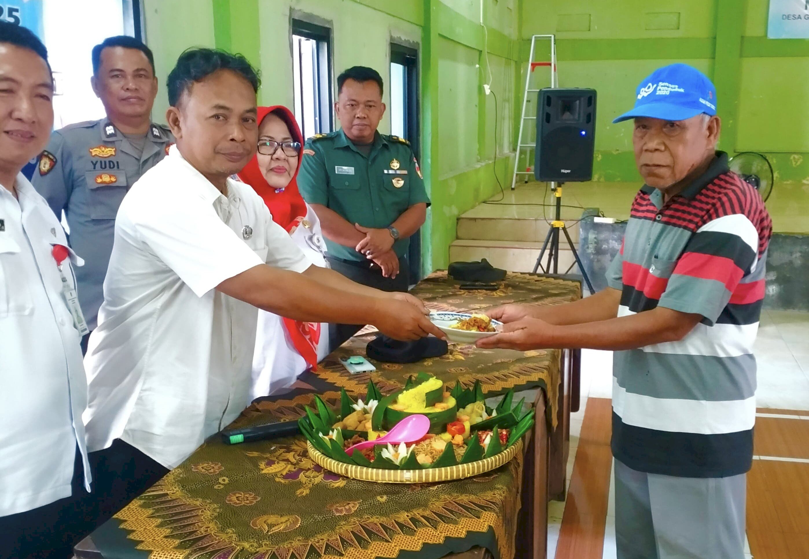 Peringatan Hari Lansia Nasional, Camat Gantiwarno Potong Tumpeng sebagai Simbol Penghargaan