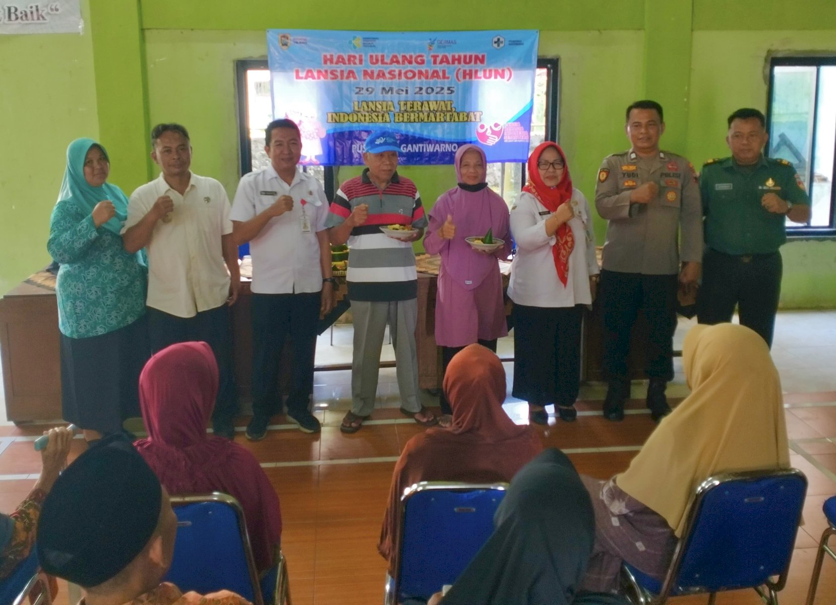 Peringatan Hari Lansia Nasional, Camat Gantiwarno Potong Tumpeng sebagai Simbol Penghargaan