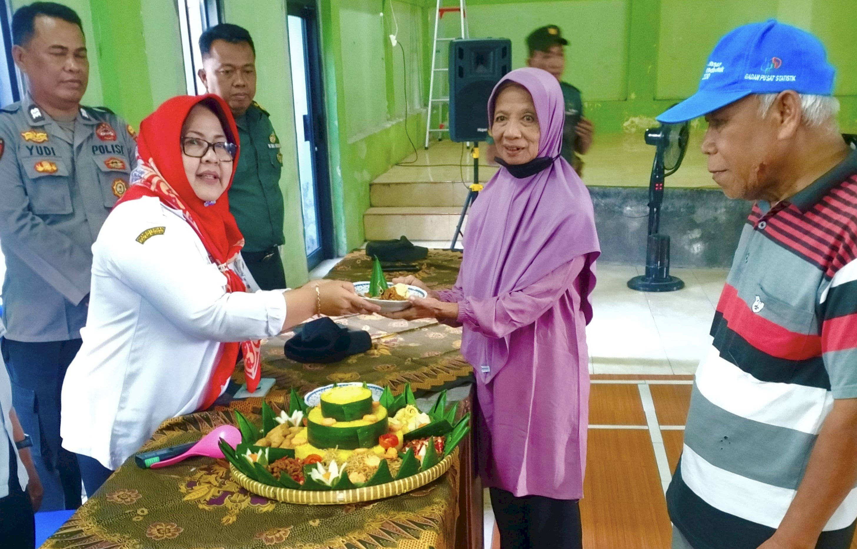 Peringatan Hari Lansia Nasional, Camat Gantiwarno Potong Tumpeng sebagai Simbol Penghargaan