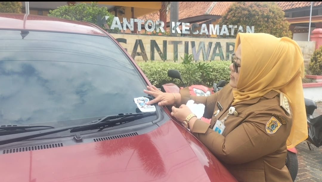 Wujudkan Klaten Bersih dari Korupsi, Camat Gantiwarno Pasang Stiker dan X-Banner Antikorupsi