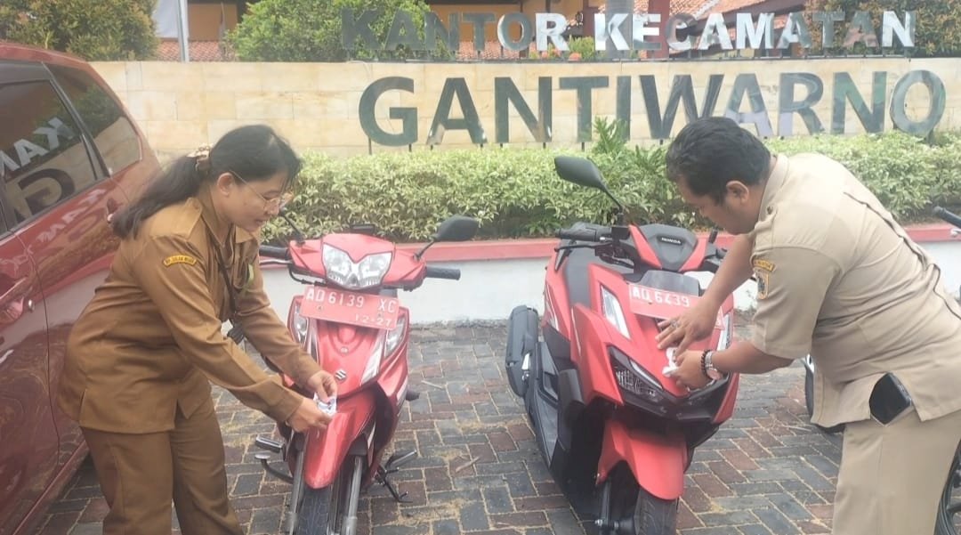 Wujudkan Klaten Bersih dari Korupsi, Camat Gantiwarno Pasang Stiker dan X-Banner Antikorupsi