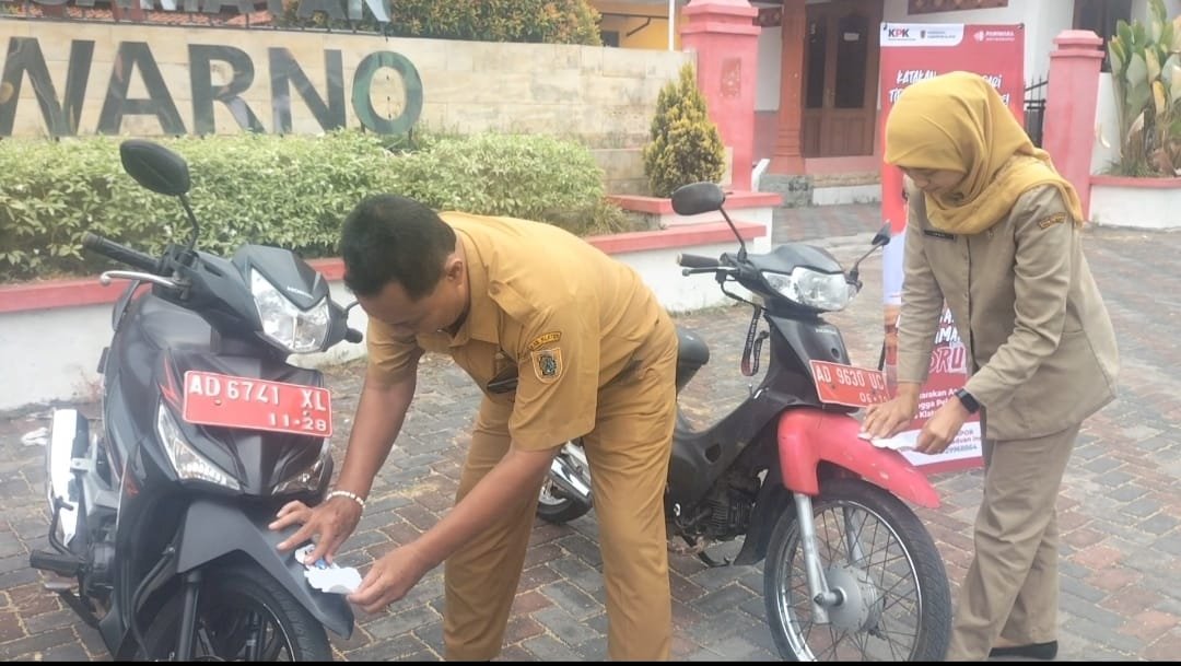 Wujudkan Klaten Bersih dari Korupsi, Camat Gantiwarno Pasang Stiker dan X-Banner Antikorupsi