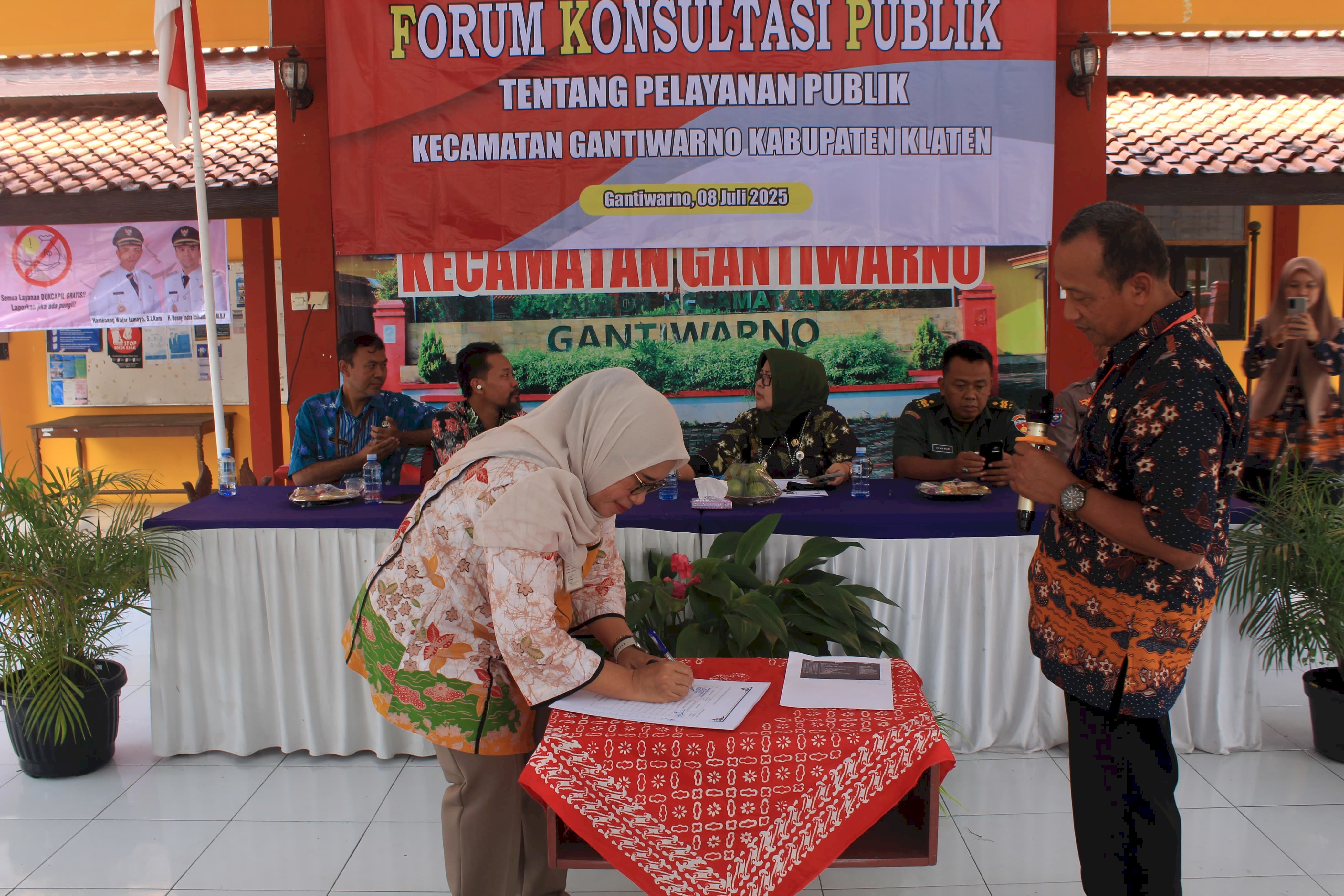 Tingkatkan Kualitas Layanan, Kecamatan Gantiwarno Adakan Forum Konsultasi Publik