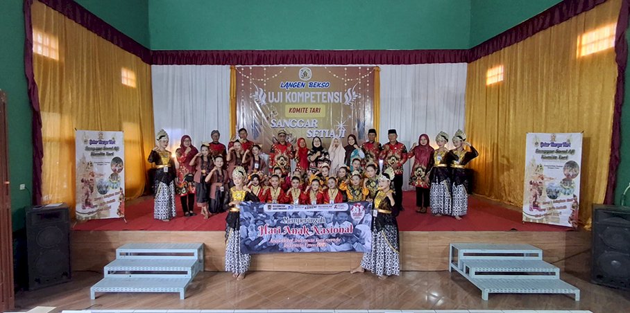 Semangat Cinta Budaya, Camat Gantiwarno Hadiri Uji Kompetensi Tari di Mulwo Muruh