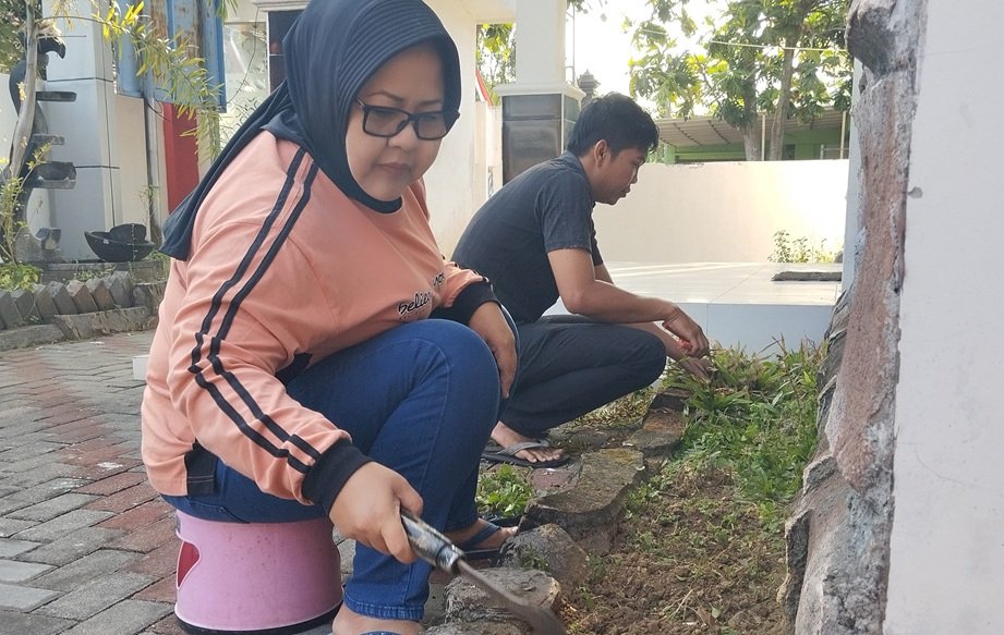 Wujudkan Lingkungan Nyaman, Karyawan Kecamatan Gantiwarno Kompak Gelar Aksi Bersih-Bersih.