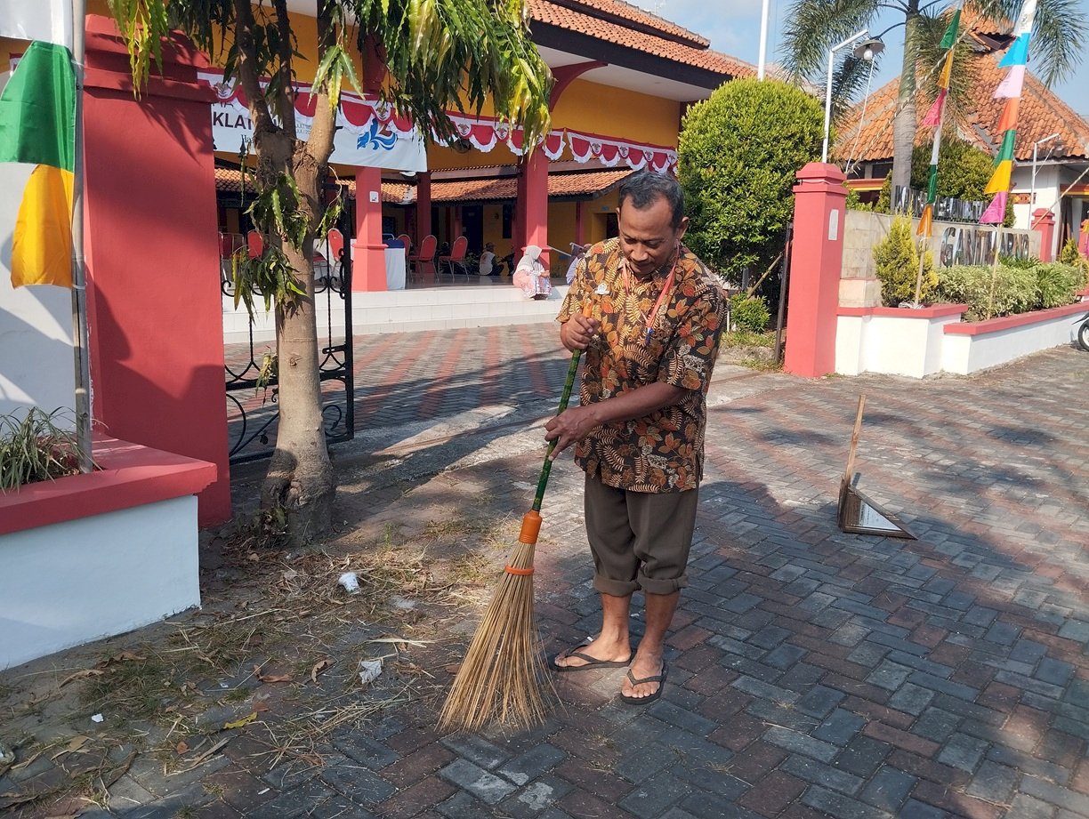 Wujudkan Lingkungan Nyaman, Karyawan Kecamatan Gantiwarno Kompak Gelar Aksi Bersih-Bersih.