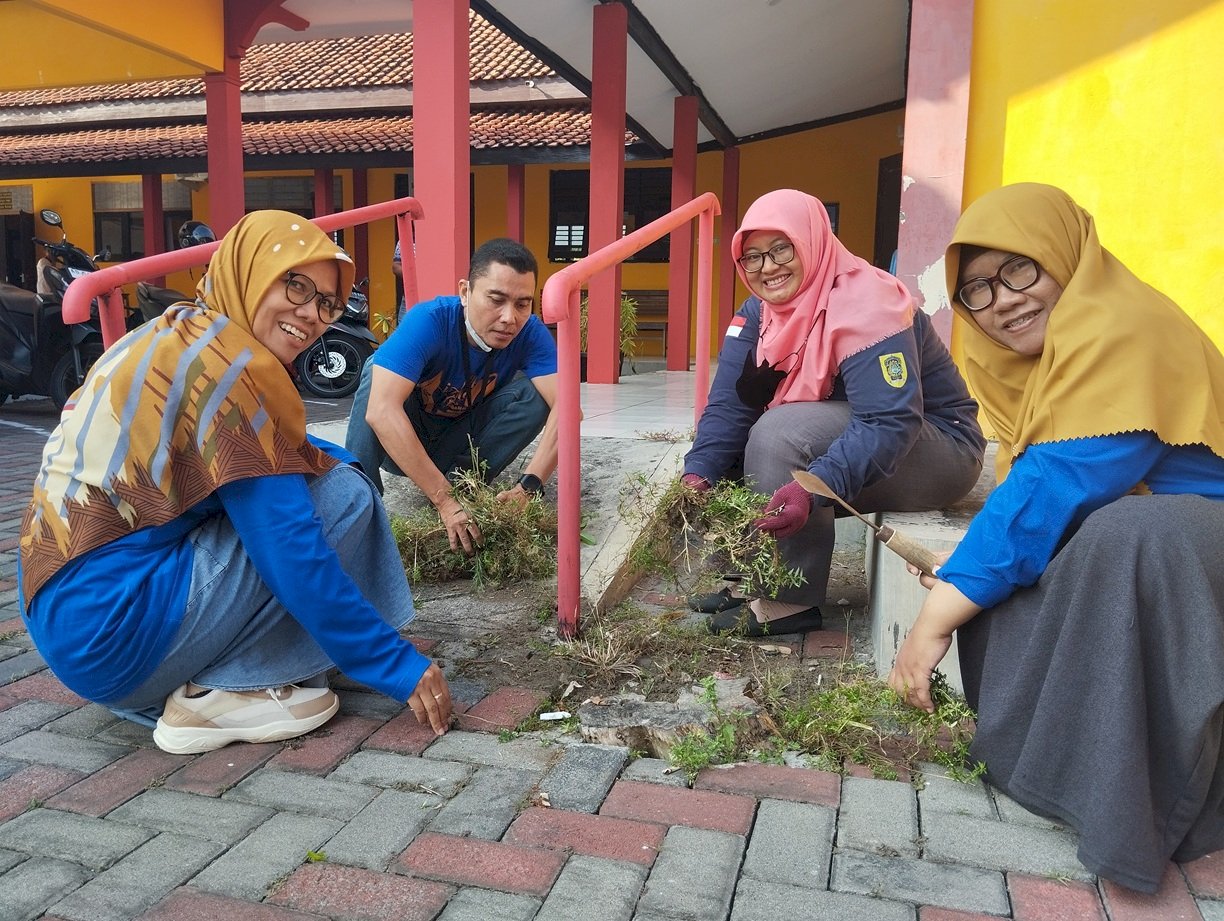 Wujudkan Lingkungan Nyaman, Karyawan Kecamatan Gantiwarno Kompak Gelar Aksi Bersih-Bersih.