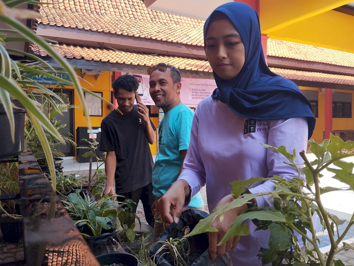 Wujudkan Lingkungan Nyaman, Karyawan Kecamatan Gantiwarno Kompak Gelar Aksi Bersih-Bersih.
