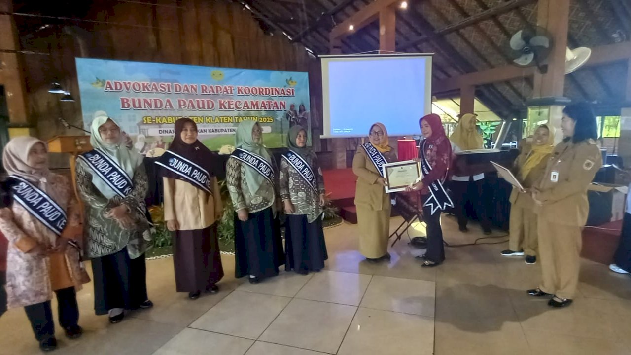 Camat Gantiwarno Raih Penghargaan Bunda PAUD Kecamatan Tahun 2025
