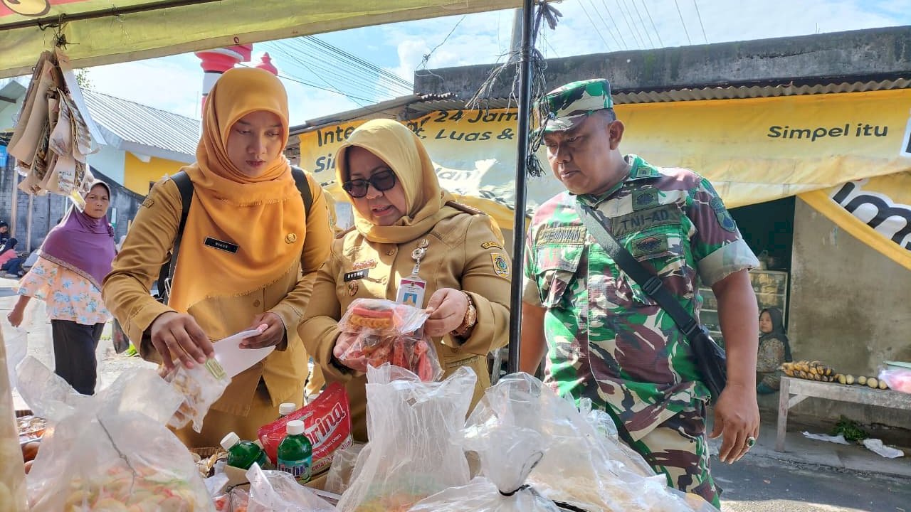 Pastikan Keamanan Pangan Warga, Forkopimcam dan Puskesmas Sidak Pasar Jelang Natal dan Tahun Baru 2025/2026