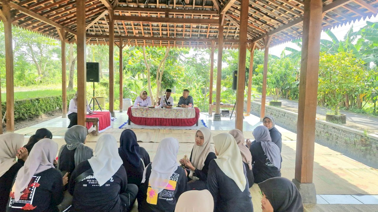 Gerakan Seribu Bibit Pohon Warnai Aksi PROKLIM di Desa Sawit Bersama UNWIDHA Klaten