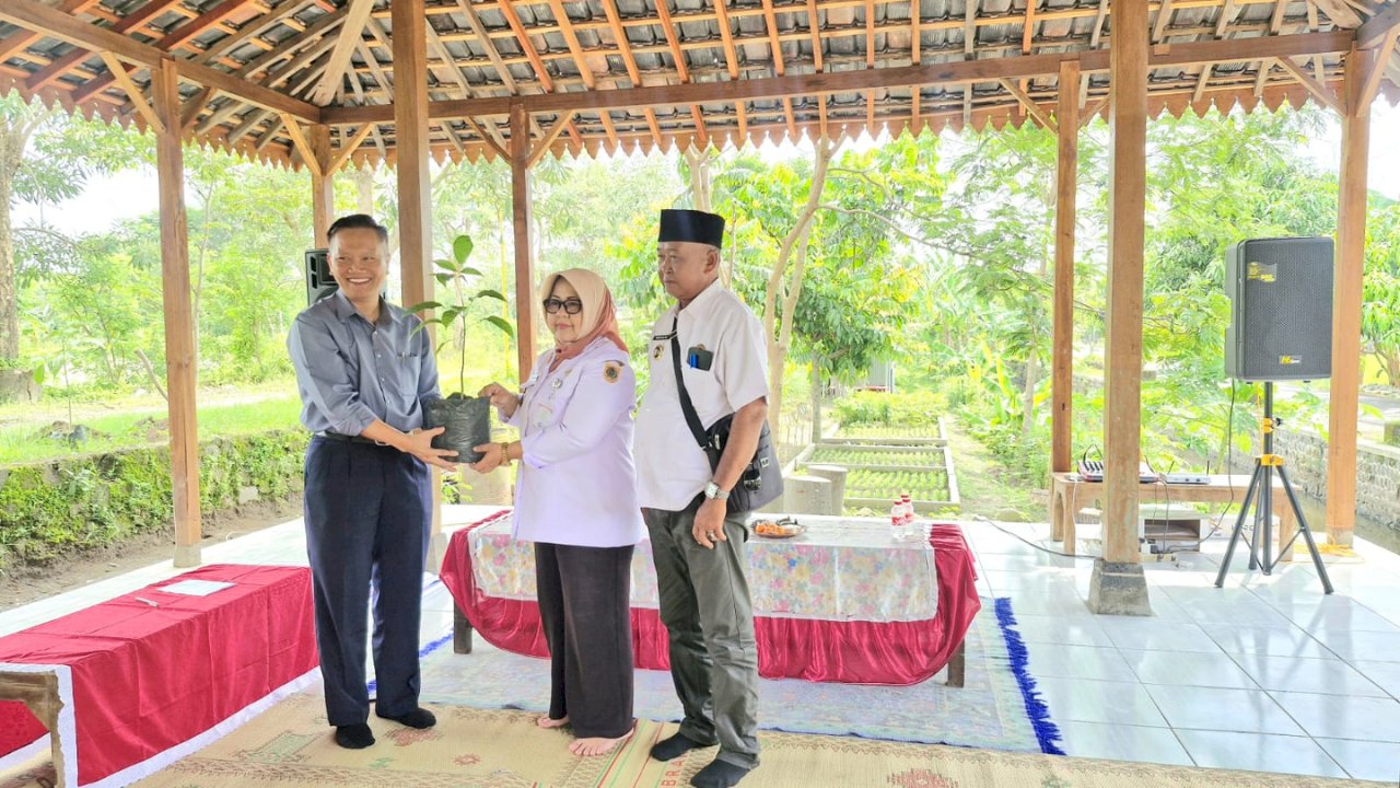 Gerakan Seribu Bibit Pohon Warnai Aksi PROKLIM di Desa Sawit Bersama UNWIDHA Klaten