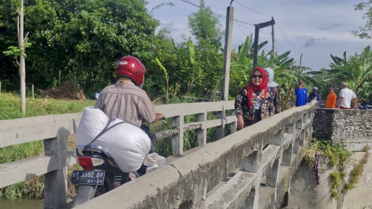 Camat Gantiwarno Tinjau Jalur Alternatif Karangturi, Beri Semangat Relawan Jaga Akses Warga