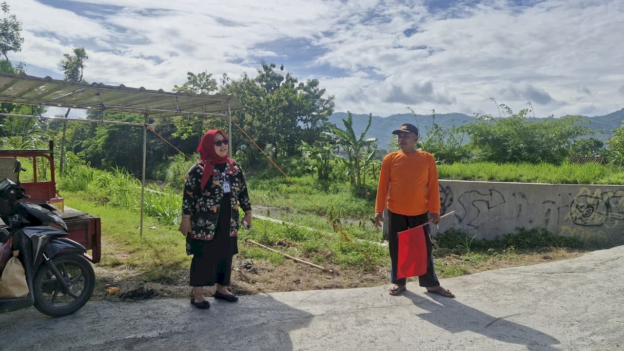 Camat Gantiwarno Tinjau Jalur Alternatif Karangturi, Beri Semangat Relawan Jaga Akses Warga