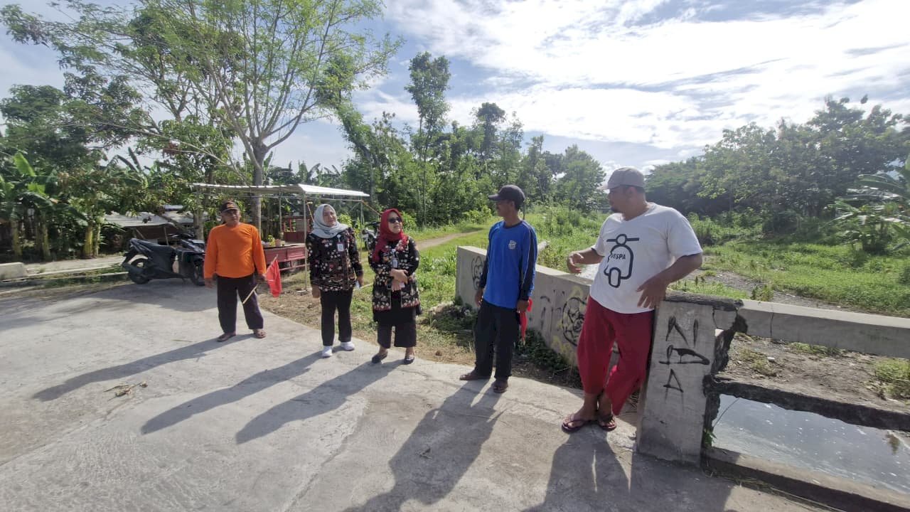 Camat Gantiwarno Tinjau Jalur Alternatif Karangturi, Beri Semangat Relawan Jaga Akses Warga