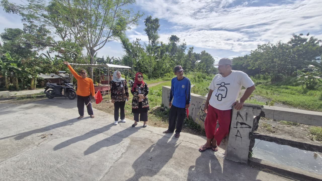 Camat Gantiwarno Tinjau Jalur Alternatif Karangturi, Beri Semangat Relawan Jaga Akses Warga