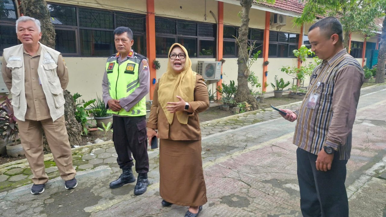 Camat Gantiwarno Tinjau SMKN 1 Pasca Gempa, Dinding Retak dan Plafon Jatuh