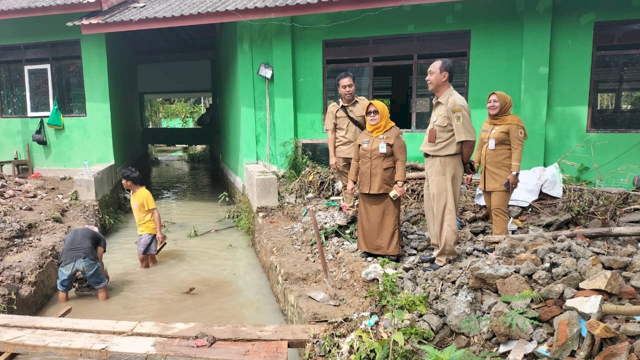 Camat dan Kasi Trantibum Tinjau Dampak Luapan Sungai di SMP Negeri 3 Gantiwarno.