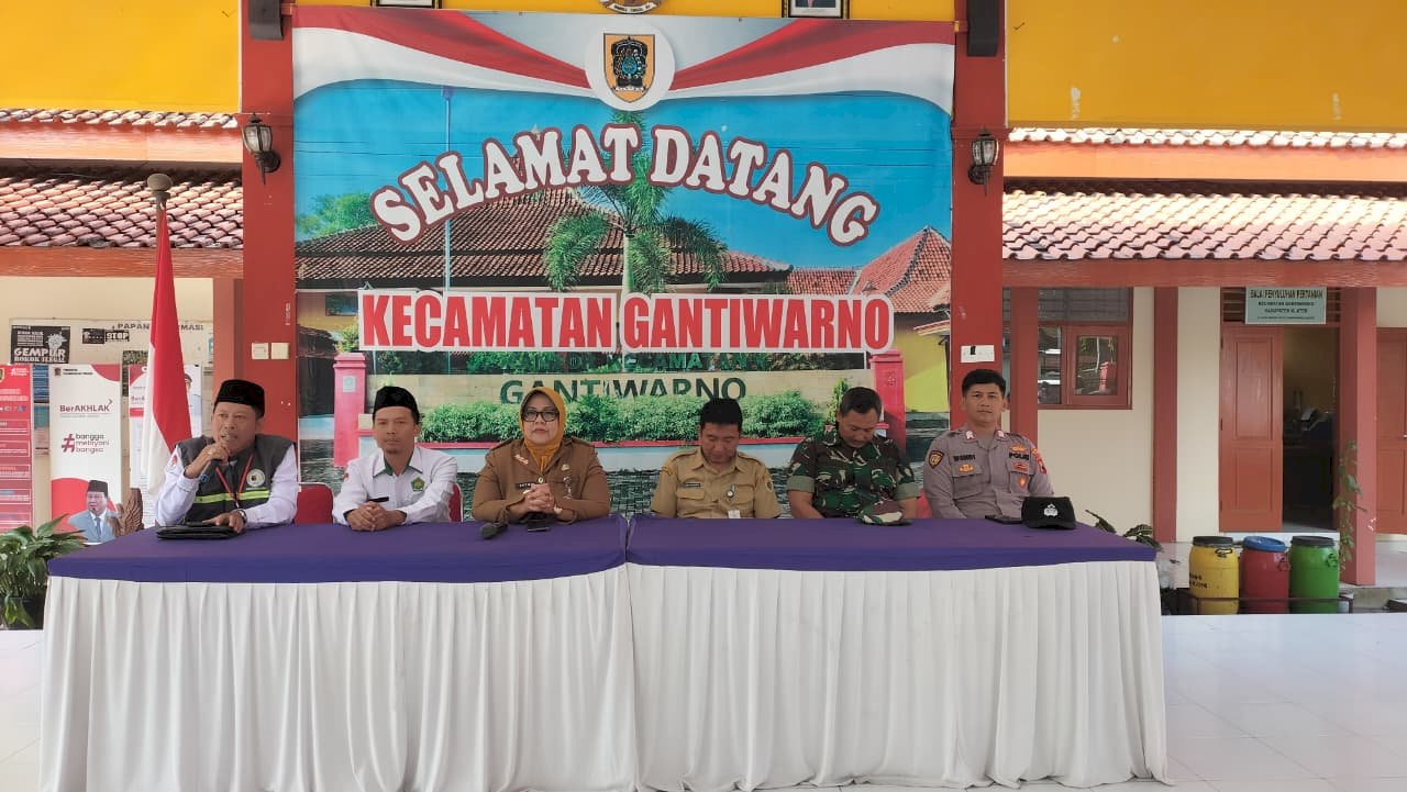 Camat Gantiwarno Sambut Hangat Kepulangan 13 Jamaah Haji di Pendopo Kecamatan