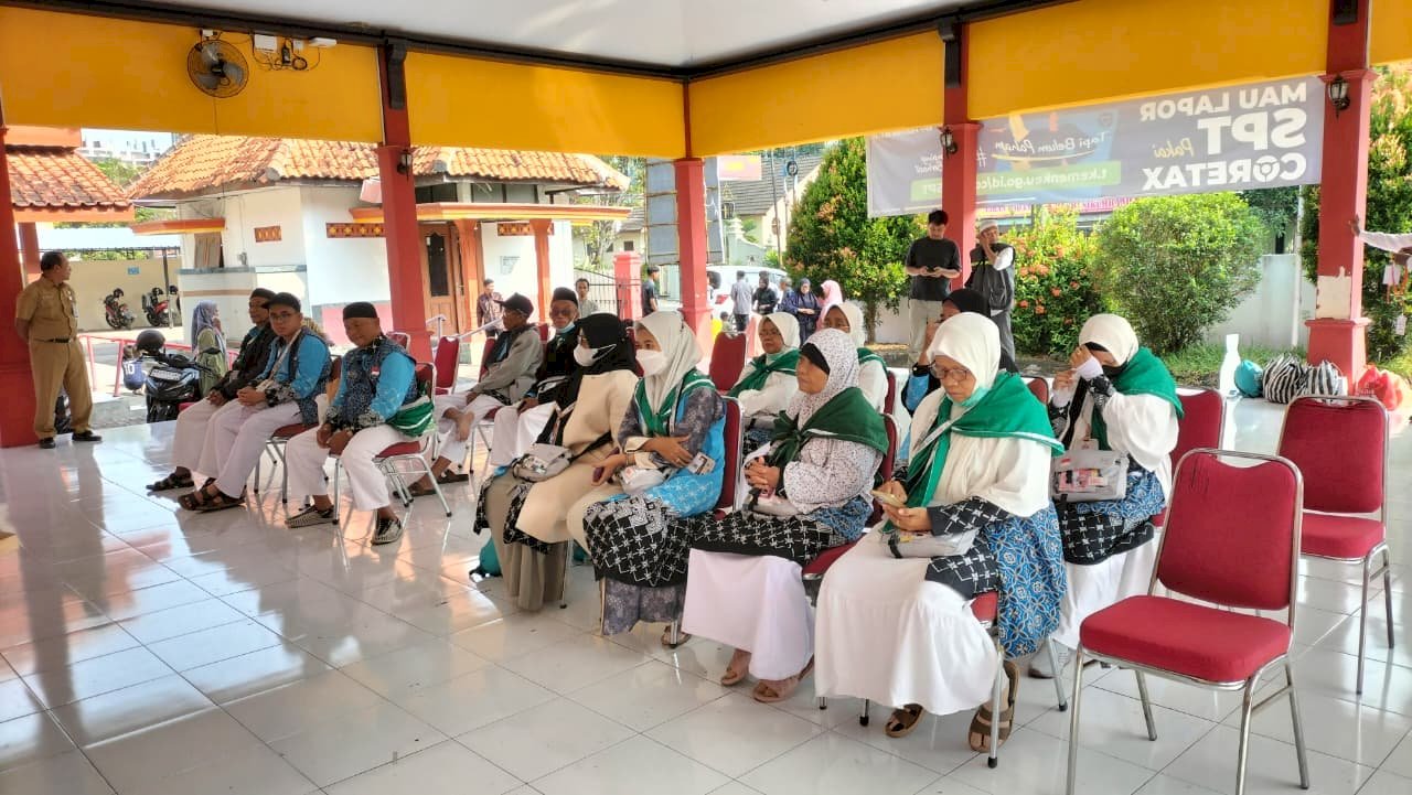 Camat Gantiwarno Sambut Hangat Kepulangan 13 Jamaah Haji di Pendopo Kecamatan