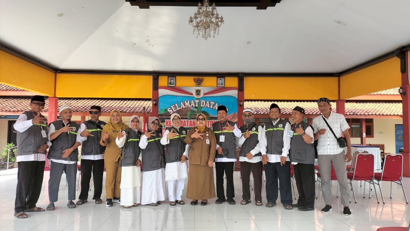 Camat Gantiwarno Sambut Hangat Kepulangan 13 Jamaah Haji di Pendopo Kecamatan