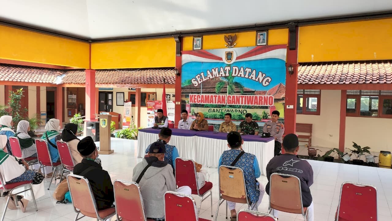 Camat Gantiwarno Sambut Hangat Kepulangan 13 Jamaah Haji di Pendopo Kecamatan