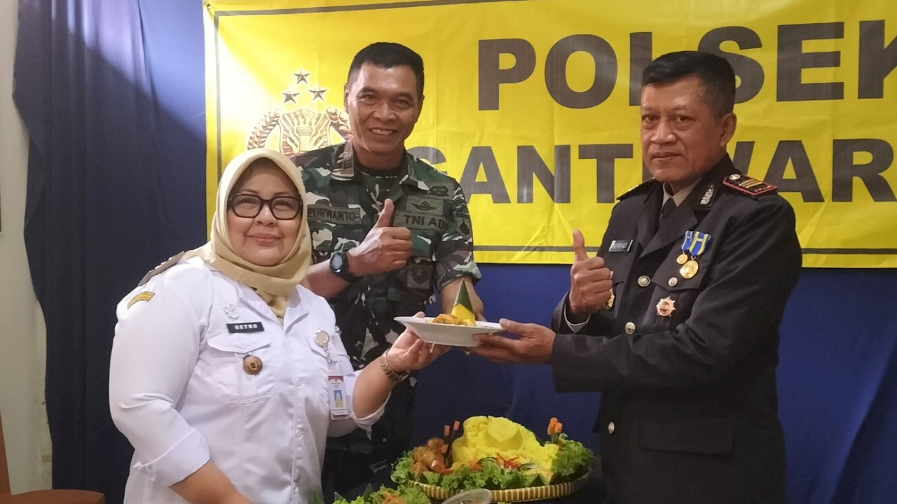 Pererat Sinergitas Forkopimcam, Camat Gantiwarno Berikan Tumpeng Peringatan Hari Bhayangkara ke-80